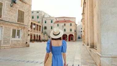 Şehirde dolaşan çekici bir turist.