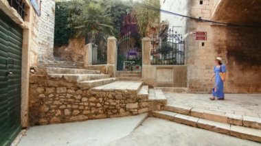 Kasabada yürüyen genç bir gezgin. Hırvatistan ve Sibenik