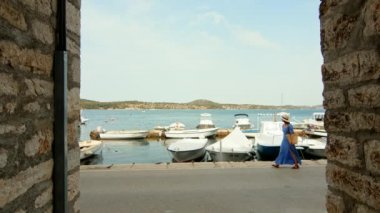 Hırvatistan 'ın Sibenik kentindeki iskelede genç bir gezgin