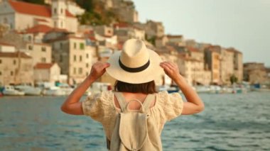 İskeleden denize bakan şapkalı çekici kız.