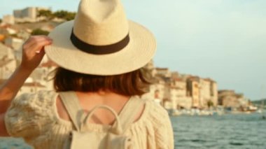 Tatilde denize bakan çekici kız.