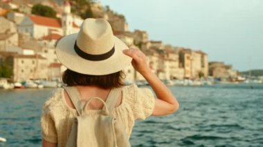 Tatilde denize bakan genç turist, yavaş çekim videosu.