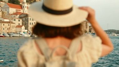 Tatilde denize bakan mutlu kadın, yavaş çekim videosu.