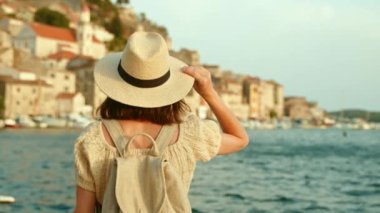 Tatilde denize bakan genç bir turist