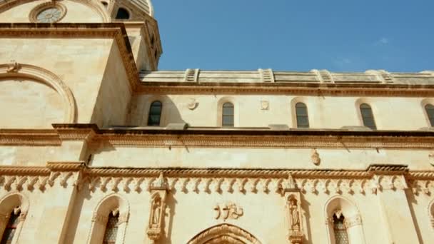 Jovem turista caminhando pela antiga igreja em Sibenik — Vídeo de Stock