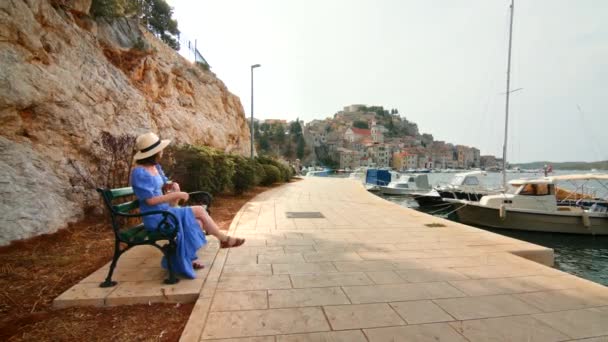 Voyageur attrayant sur la jetée à Sibenik, Croatie. Vidéo au ralenti — Video