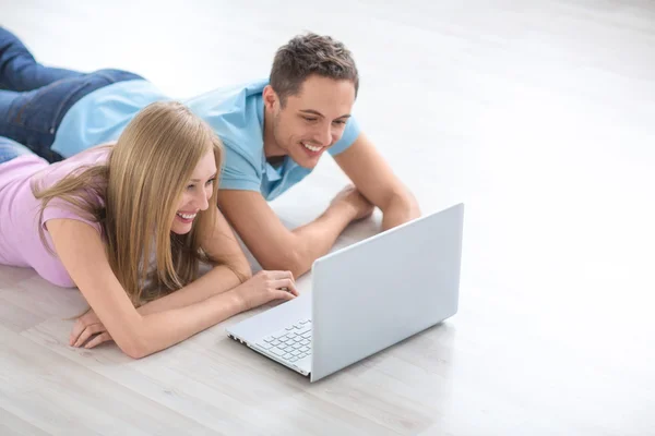 Pareja feliz —  Fotos de Stock