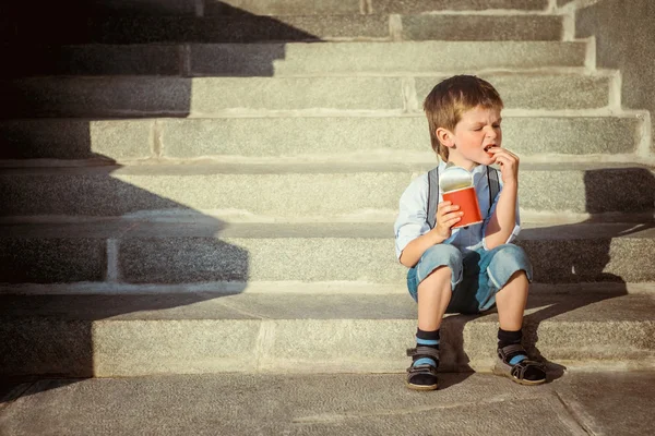 男の子を食べる — ストック写真