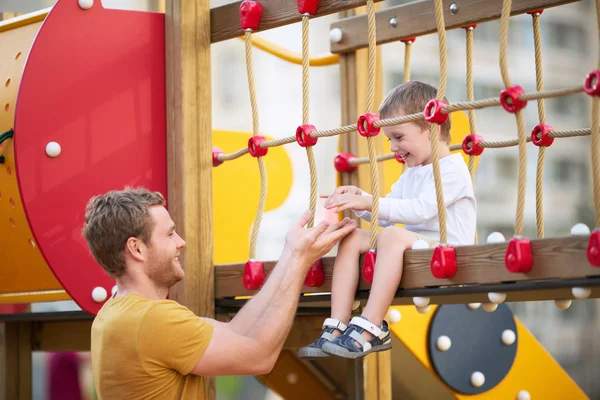 Spielende Menschen — Stockfoto