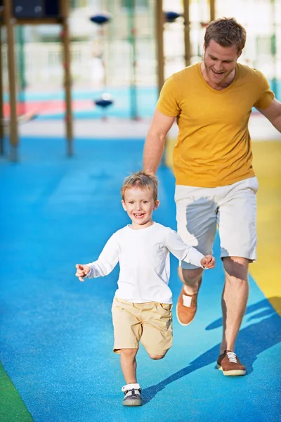 Familia feliz —  Fotos de Stock