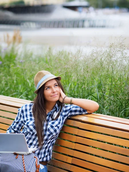 Girl with laptop — Stock Photo, Image