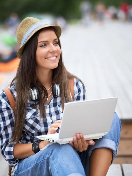 Ragazza con computer portatile — Foto Stock