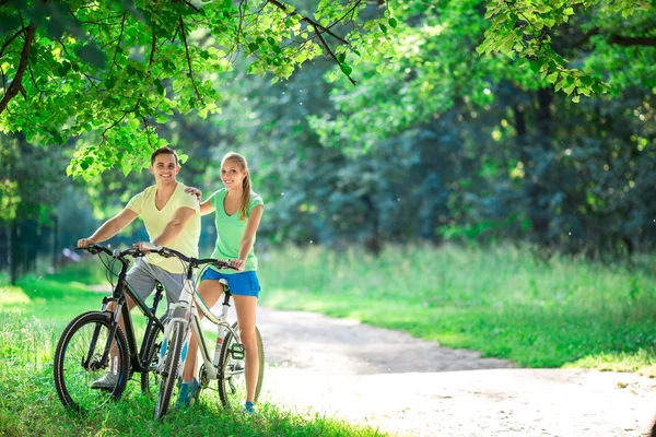 Paar im Park — Stockfoto