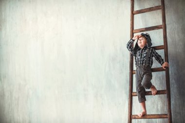 Küçük çocuk bir kask içinde