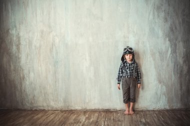 Duvara küçük çocuk