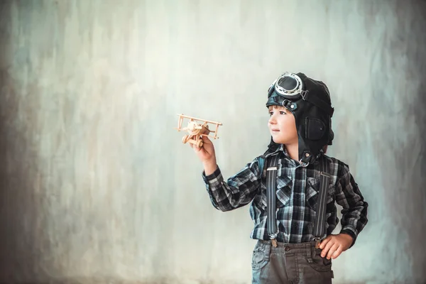 Petit garçon dans un casque — Photo