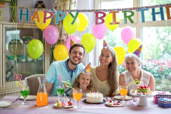 Verjaardagsfeestje thuis — Stockfoto