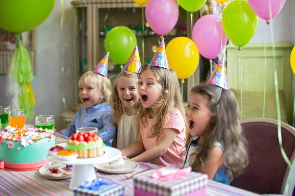 행복 한 아이 들 생일 파티에 — 스톡 사진