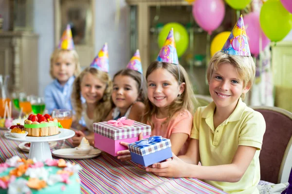 Enfants positifs à la maison — Photo