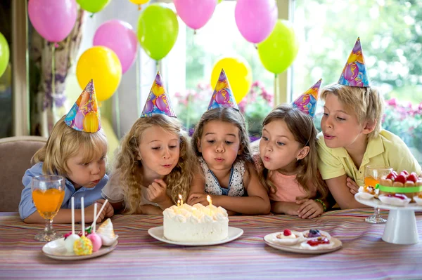 Festa de aniversário em casa — Fotografia de Stock