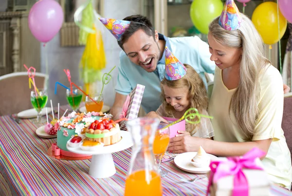 Família positiva em casa — Fotografia de Stock