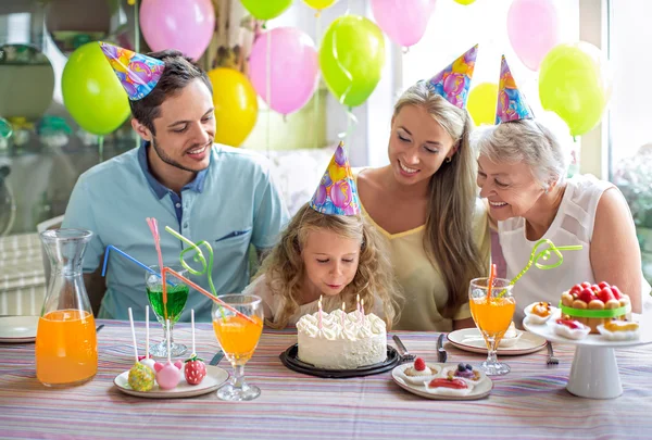 Verjaardagsfeestje thuis — Stockfoto