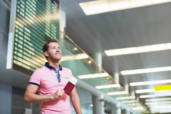 Reisender Mann am Flughafen — Stockfoto