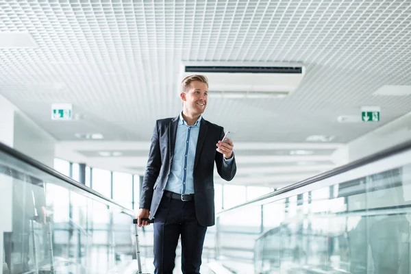 Zakenman aan luchthaven — Stockfoto