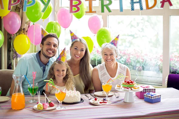 Família feliz em casa — Fotografia de Stock