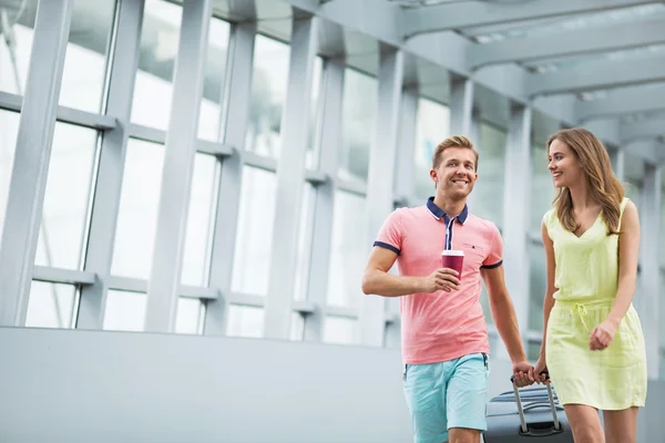 Jovem casal com uma mala no aeroporto — Fotografia de Stock