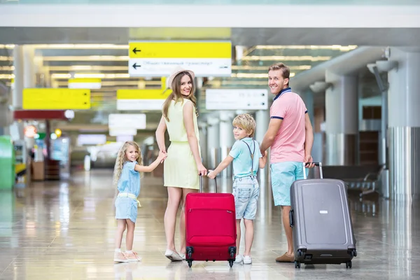 Famiglia in aeroporto — Foto Stock