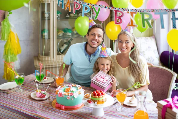 Família sorridente em casa — Fotografia de Stock