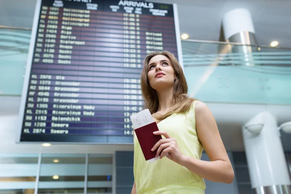 Ung kvinna på flygplatsen — Stockfoto