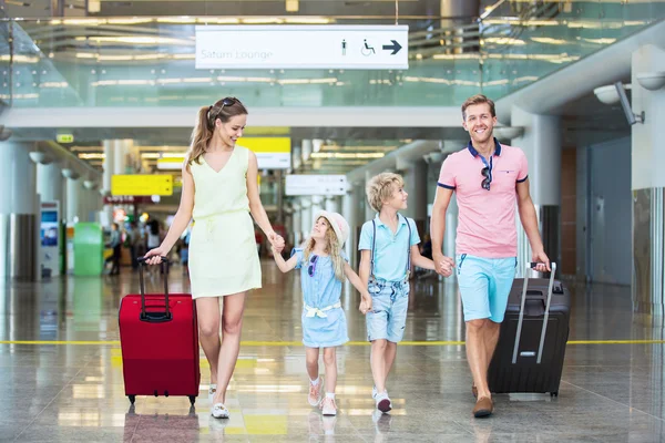 Семья в аэропорту — стоковое фото