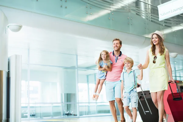 Familie reizen op de luchthaven — Stockfoto