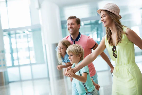 Gezin met kinderen binnenshuis — Stockfoto