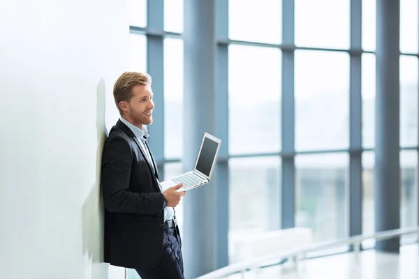 Homem de negócios com laptop — Fotografia de Stock