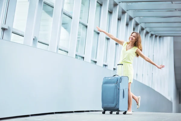 Mujer feliz con maleta — Foto de Stock