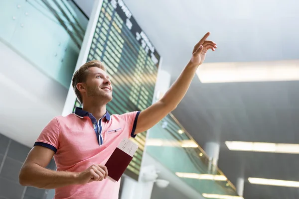 Lächelnder Mann am Flughafen — Stockfoto