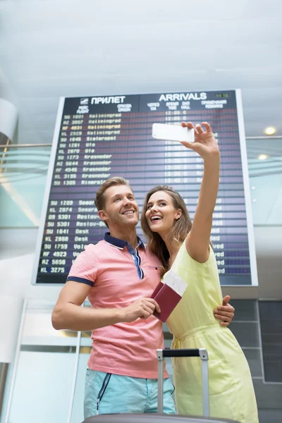 幸福的情侣在机场 — 图库照片