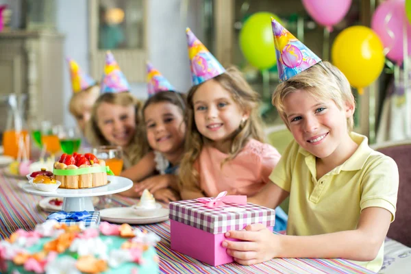 Små barn på födelsedagsfest — Stockfoto