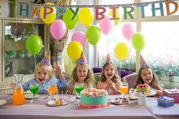 Małe dzieci na urodziny — Zdjęcie stockowe