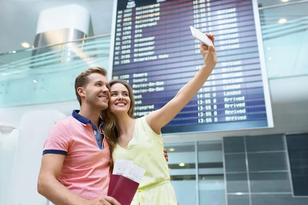 Junges Paar am Flughafen — Stockfoto