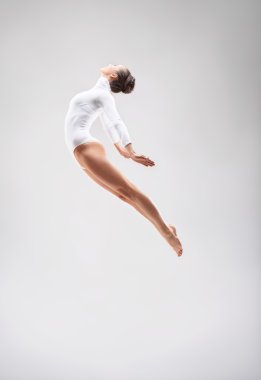 Yalnız genç kadın.