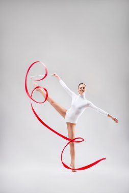 Gülümseyen jimnastikçi kapalı