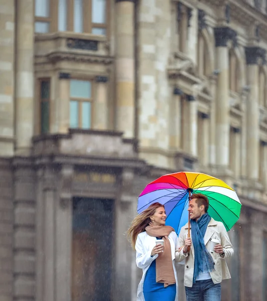 Açık havada çift gülümsüyor — Stok fotoğraf