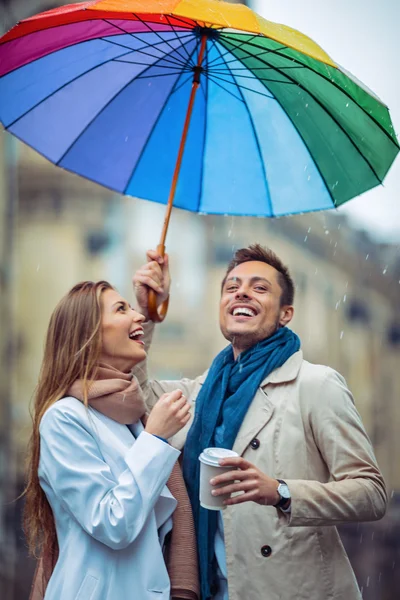 Des gens souriants à l'extérieur — Photo