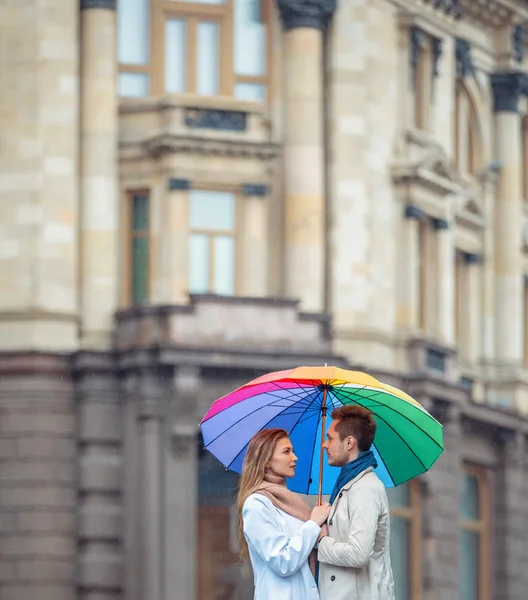 Jong stel buiten — Stockfoto