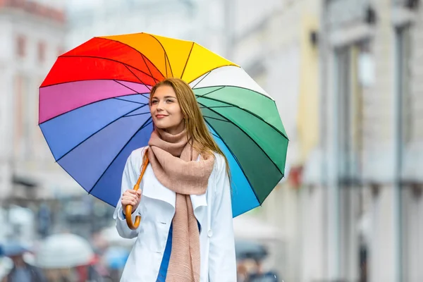 Schöne Frau mit Regenschirm — Stockfoto