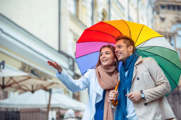 Açık havada çift gülümsüyor — Stok fotoğraf